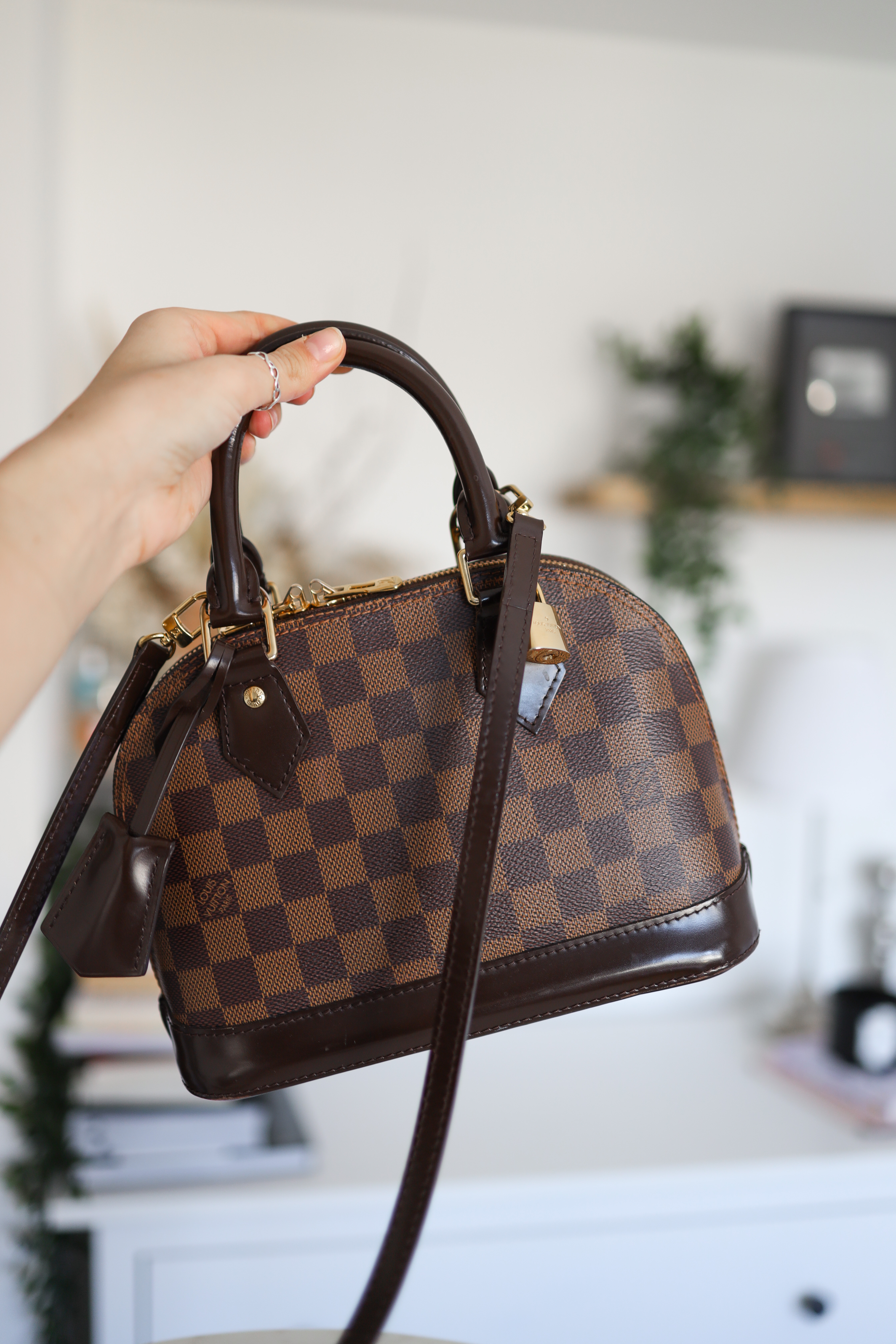 LOUIS VUITTON ALMA BB REVIEW + WHAT'S IN MY BAG