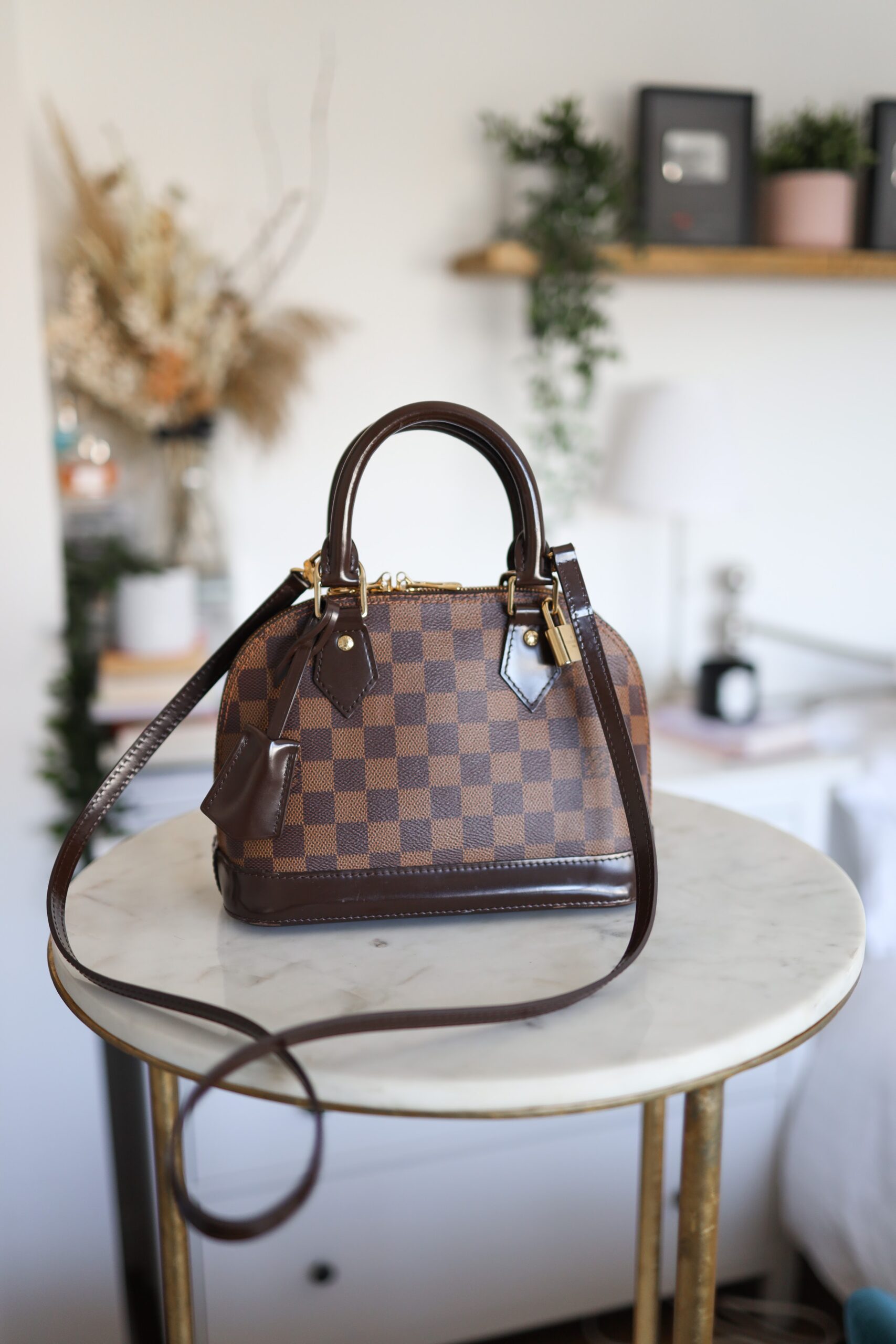 WHAT'S IN MY LOUIS VUITTON ALMA BB BAG + REVIEW!